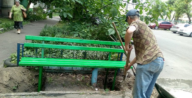 Комунальники встановили нові лави по вул. Райдужна,11а та проводять санітарну обрізку дерев району
