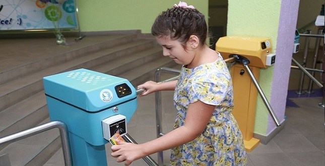 У новому навчальному році школярі столиці отримають електронні учнівські квитки
