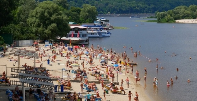 На яких пляжах небезпечно купатися: фахівці розповіли про якість води у столиці