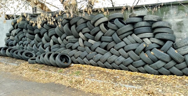 Прибрано покинуті автопокришки з територій по вул. Г. Хоткевича, 27В та вул. Фанерній, 1-4