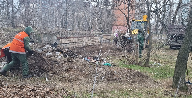 15 тон сміття прибрали та вивезли сьогодні з вул. Райдужна, 25 комунальники району