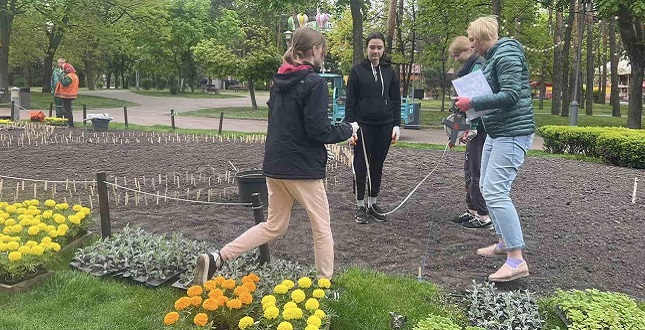 В парку «Перемога» створюються квіткові панно «ЗСУ» та «ДНК нації»