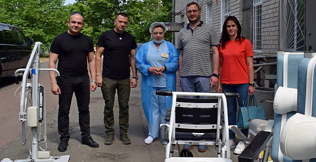 Керівник Дніпровського району Павло Бабій передав гуманітарну допомогу опіковому центру КНП «Київська міська клінічна лікарня №2»
