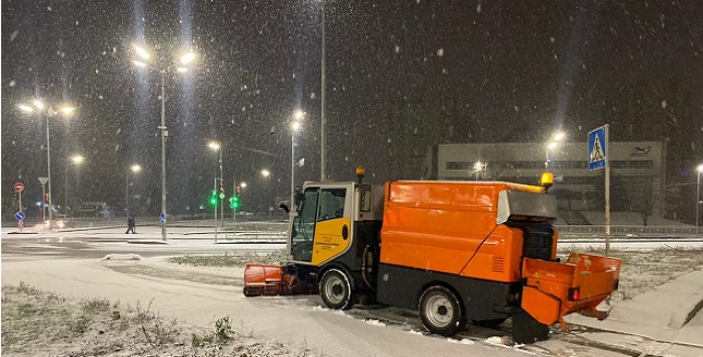 Працівники комунальних служб району працюють в посиленому режимі прибираючи сніг