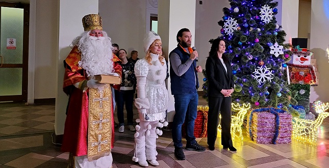 У Дніпровському районі засвітили новорічну ялинку