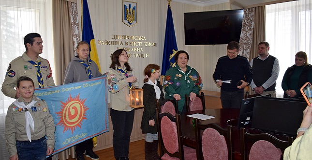 Представники Скаутського об’єднання «Оріяна» передали «Світло Миру» до Дніпровського району