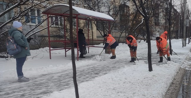 Працівники КП ШЕУ Дніпровського району розчищають дороги й тротуари від снігу