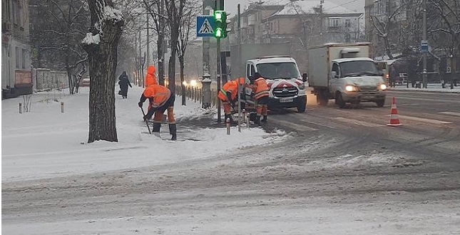 У Дніпровському районі Києві триває протиожеледна обробка та розчистка доріг і тротуарів
