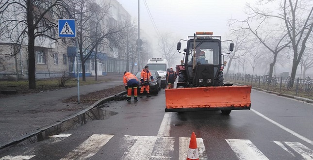 Працівники КП ШЕУ Дніпровського району прибирають вулиці та дороги