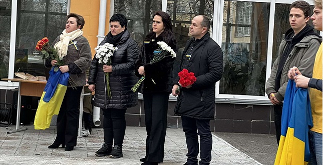 Керівництво Дніпровської райдержадміністрації вшанувало подвиг Героя Небесної Сотні Віктора Швеця