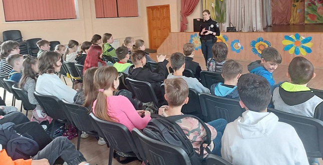 До одного із закладів освіти Дніпровського району завітали представниками управління патрульної поліції
