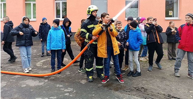 Рятувальники Дніпровського району завітали до однієї із районних шкіл