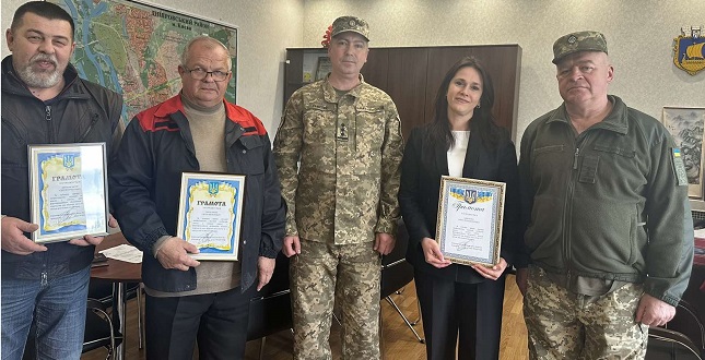 Керівництво Дніпровського району відзначено сектором оборони міста Києва №4 за допомогу в облаштуванні фортифікаційних споруд