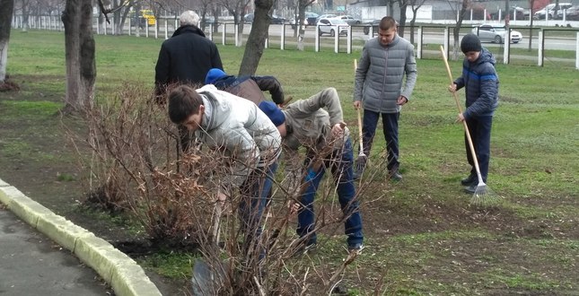 Освітяни Дніпровського району провели День благоустрою та озеленення